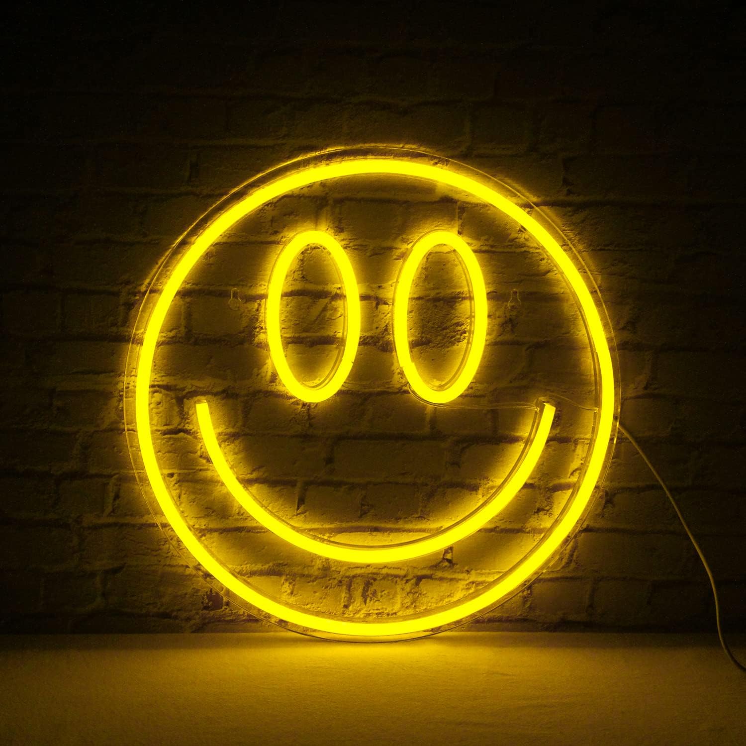 Smiley LED neon skilti á vegg